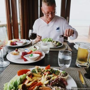 Їжа на Мальдівах: скільки варто поїсти на маафуши і на острове-резорте [draft]